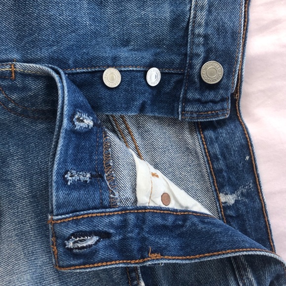 Highwaisted 501 Medium Wash Levi Denim Shorts - Picture 7 of 8